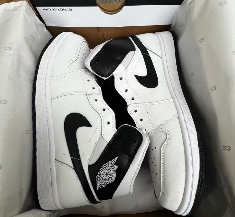 Nike Air Jordan 1 Mid In White Black