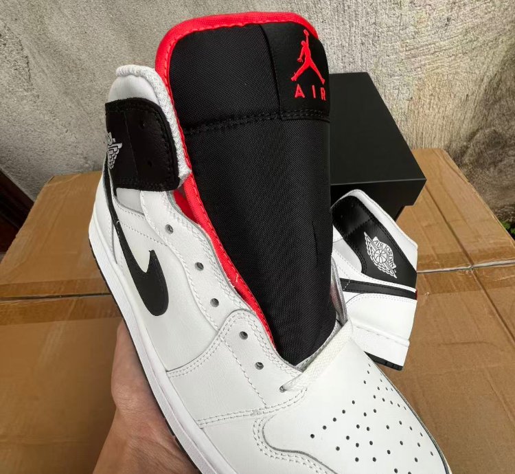 Nike Air Jordan 1 Mid In White Black