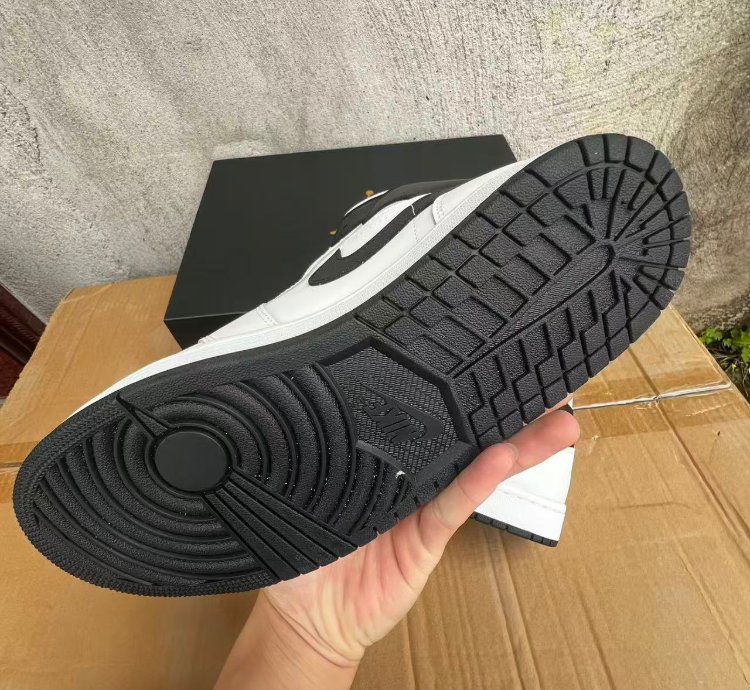 Nike Air Jordan 1 Mid In White Black