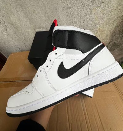 Nike Air Jordan 1 Mid In White Black