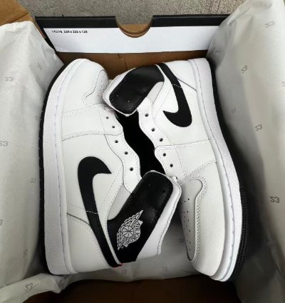 Nike Air Jordan 1 Mid In White Black