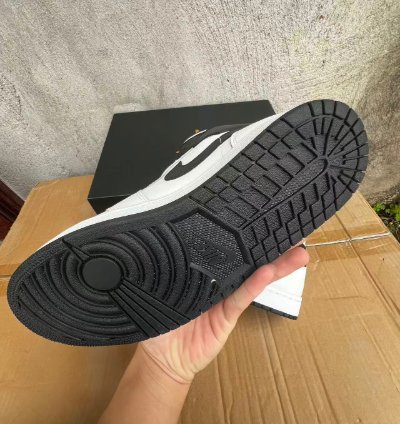 Nike Air Jordan 1 Mid In White Black