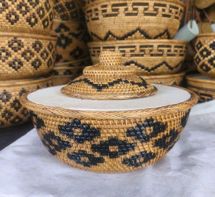 Bokor Pego Bulat Ate Crocodile Paint Motif - Bokor 33cm