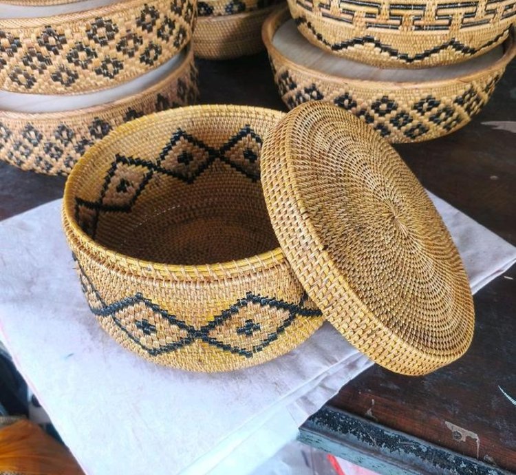Balinese Round Ate Sokasi Basket Black Diamond Pattern 30cm Handmade Premium Offering Box