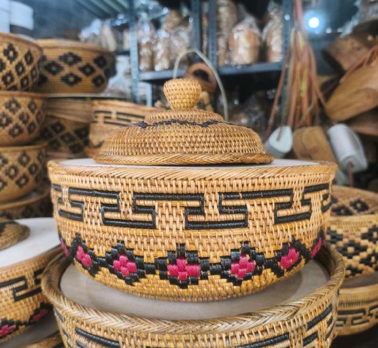 Handmade Ate Round Bokor Basket With Colored Patra Wajik Motif Natural Woven Storage Box 35 Cm