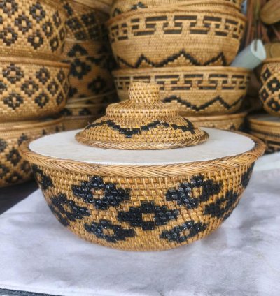 Bokor Pego Bulat Ate Crocodile Paint Motif - Bokor 33cm