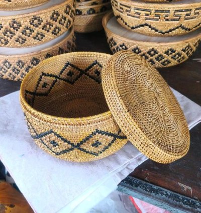 Balinese Round Ate Sokasi Basket Black Diamond Pattern 30cm Handmade Premium Offering Box