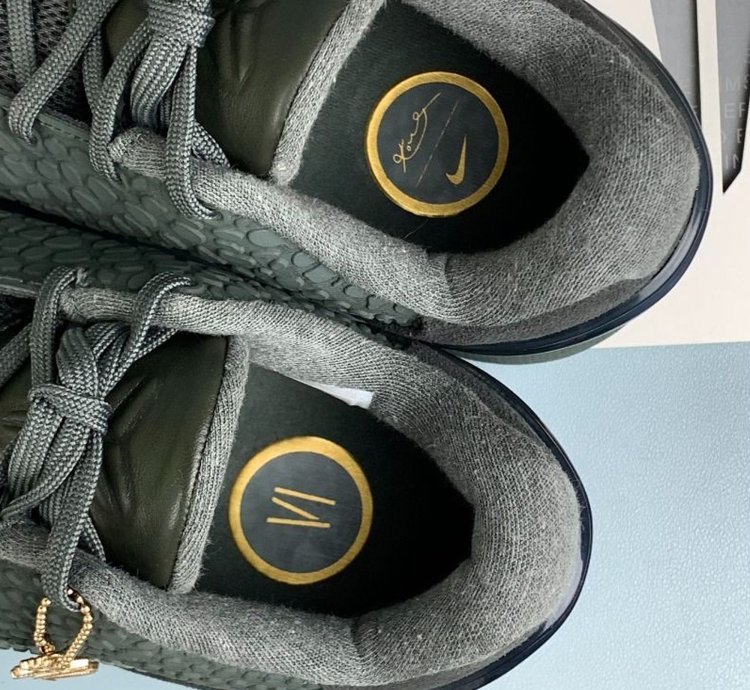 Kobe 6 Black Mamba Fade To Black Sneaker