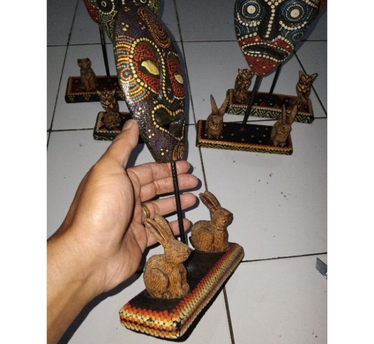 Wooden Mask Stand Decorative Dots Paint Combination Of 2 Mini Solder Statues