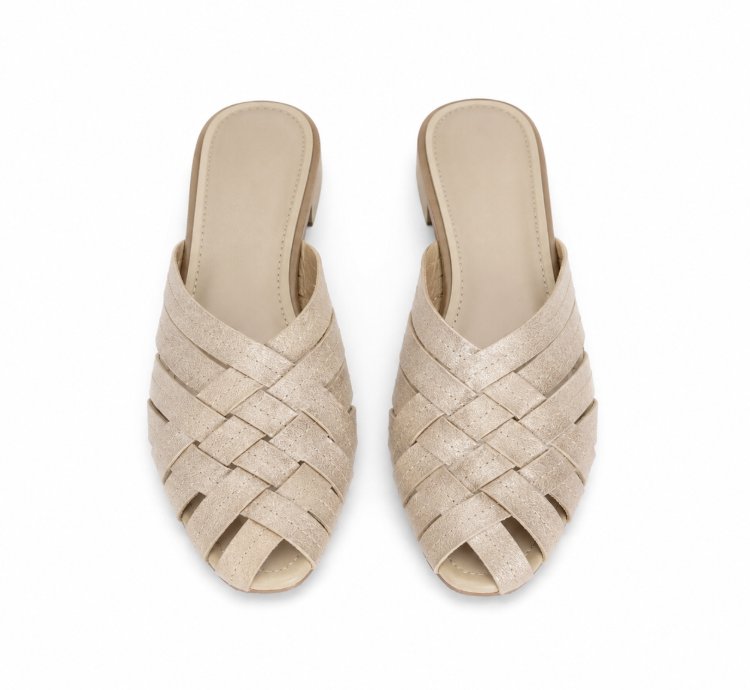 Womens Full Grain Leather Flat Sandals In Cream Beige