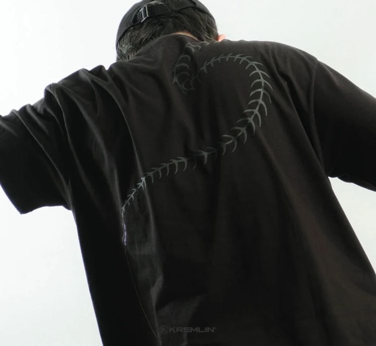 Kremlin Kabuto - T-shirt Oversized Fit Black - Anime Xperiental