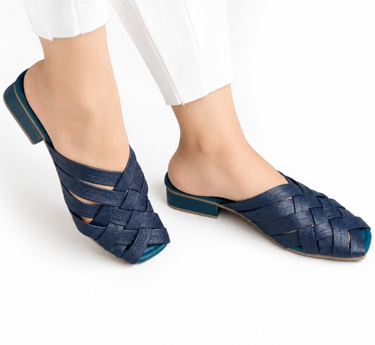 Womens Full Grain Leather Flat Sandals In Navy