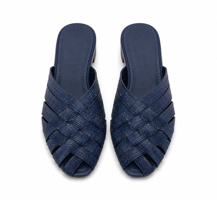 Womens Full Grain Leather Flat Sandals In Navy
