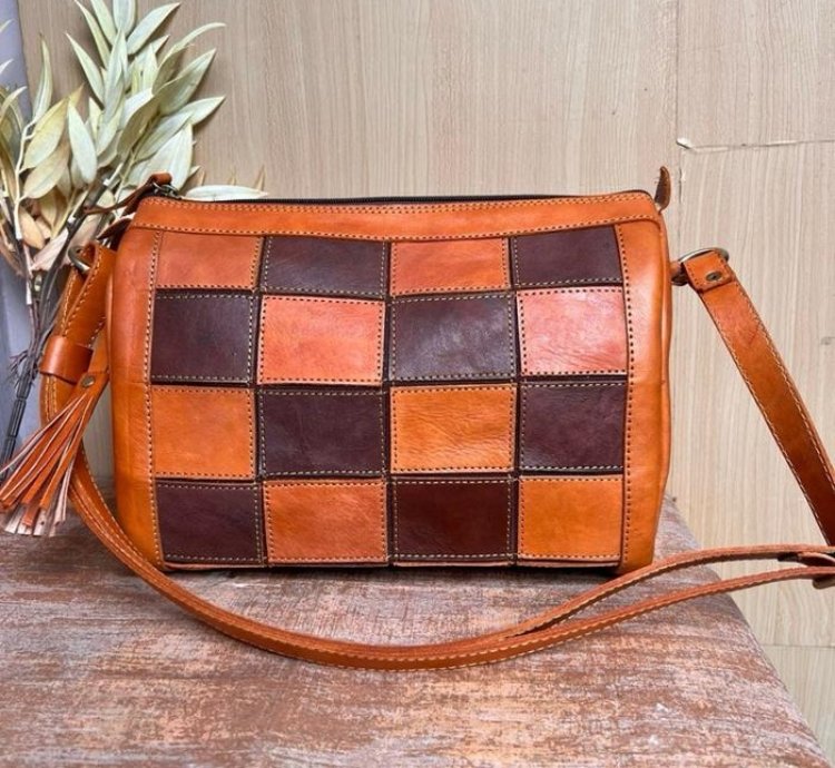 Womens Quilted Crossbody Bag In Tan