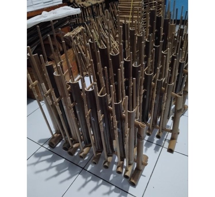 Black Bamboo Angklung With Rattan String 1 Octave 8 Notes
