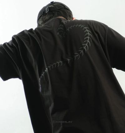 Kremlin Kabuto - T-shirt Oversized Fit Black - Anime Xperiental